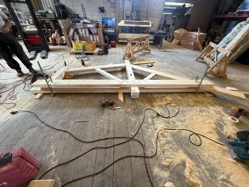 Ferme de charpente assemblée au sol dans l'atelier TopToit94 d'Athis-Mons