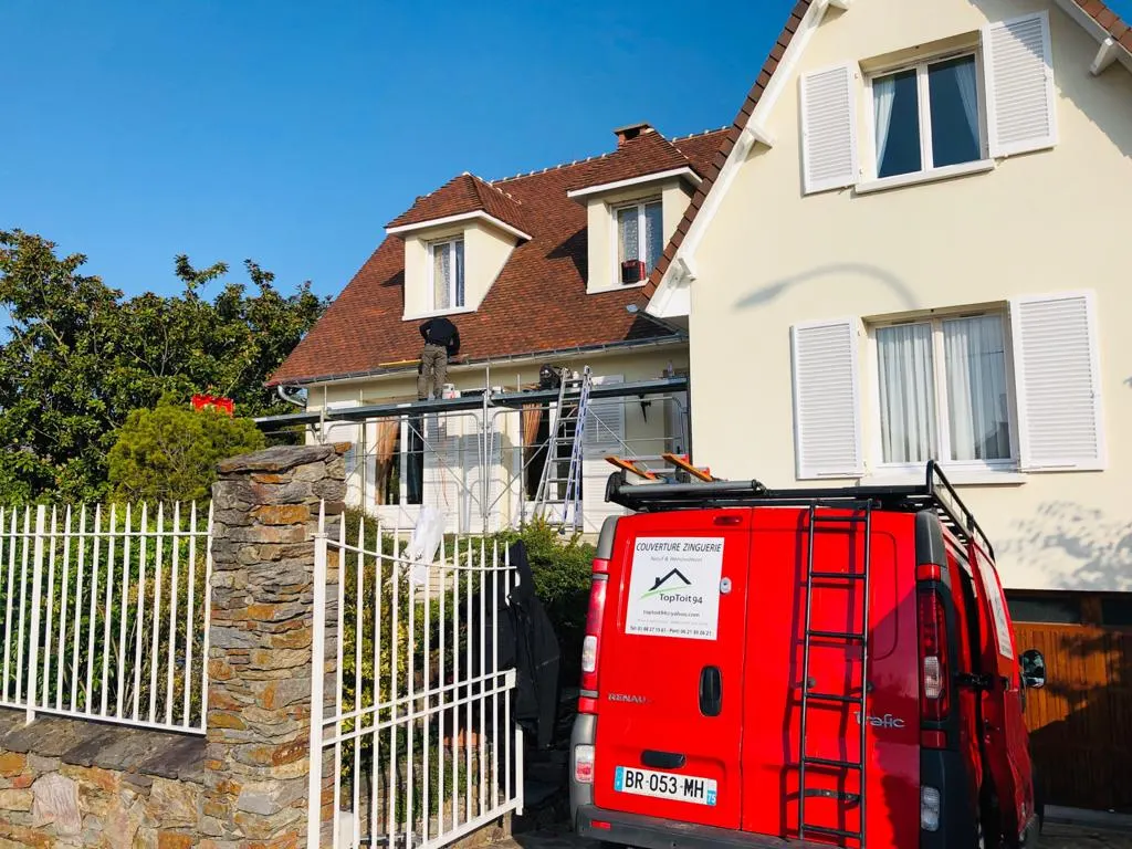 Véhicule TopToit94 devant un chantier