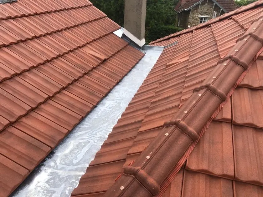 Noue en zinc neuve entre deux pans de toiture en tuiles, faîtage à sec avec closoir, à Draveil