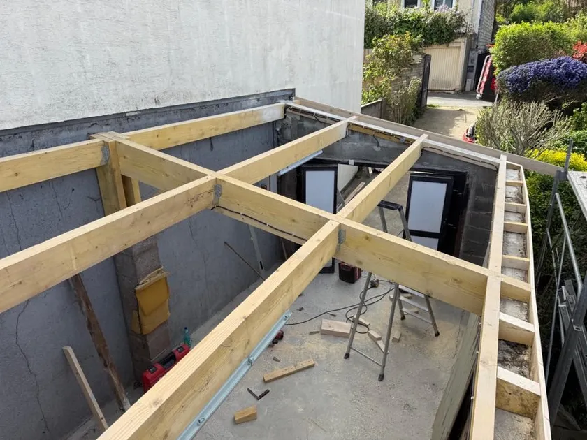 Solivage en bois posé en croix sur une extension, vu de dessus, à Vitry-sur-Seine
