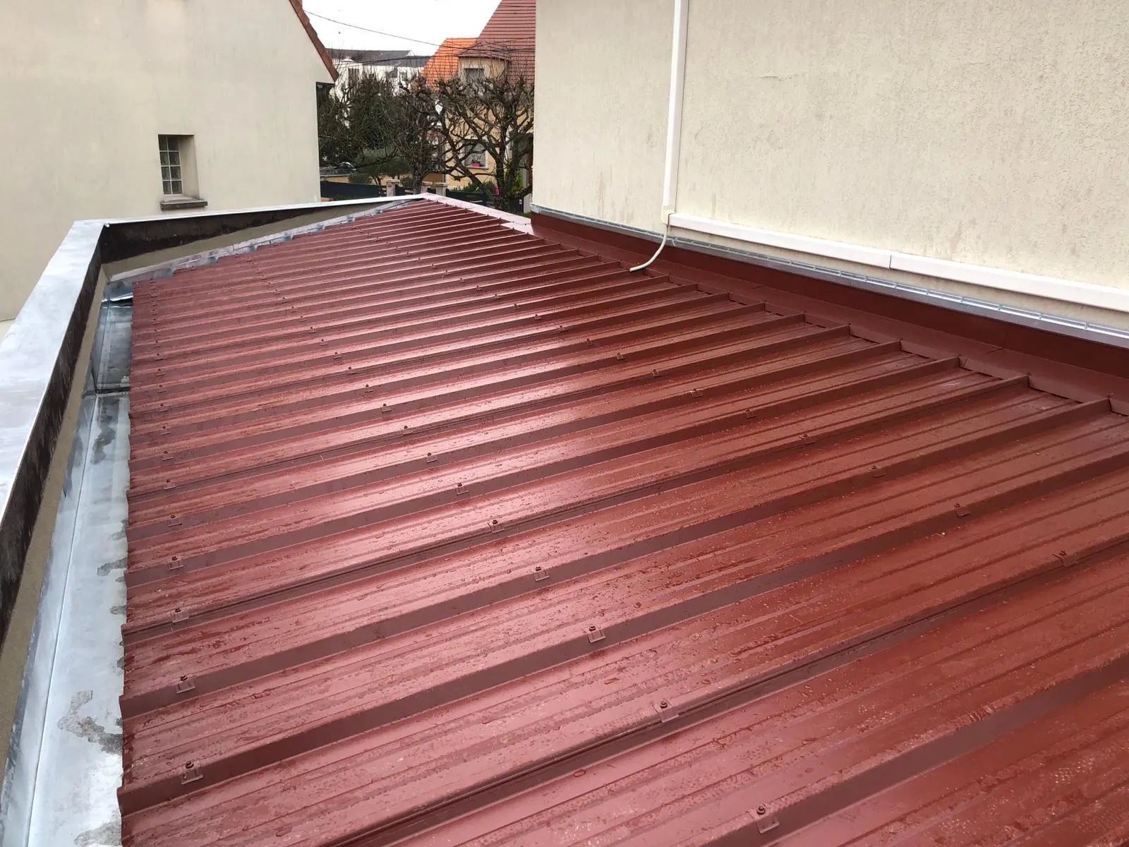 Toiture en bac acier teinte rouge