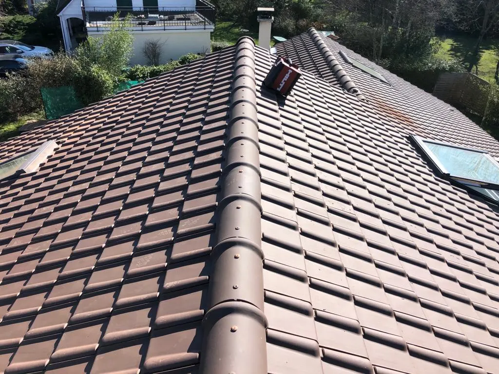 Toiture en tuiles rénovée par TopToit94, par temps ensoleillé