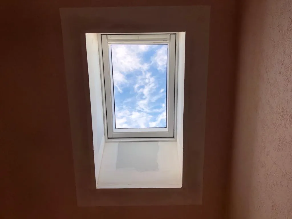 Fenêtre de toit vue depuis l'intérieur des combles