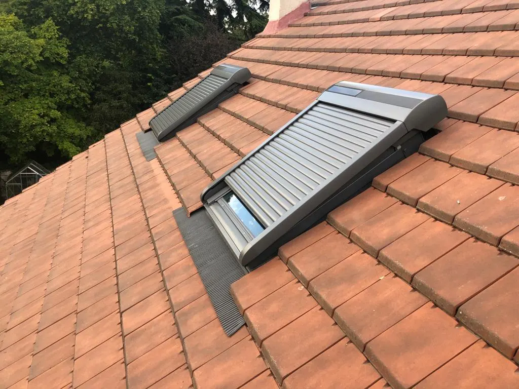 VELUX équipé d'un volet roulant sur toiture en tuiles