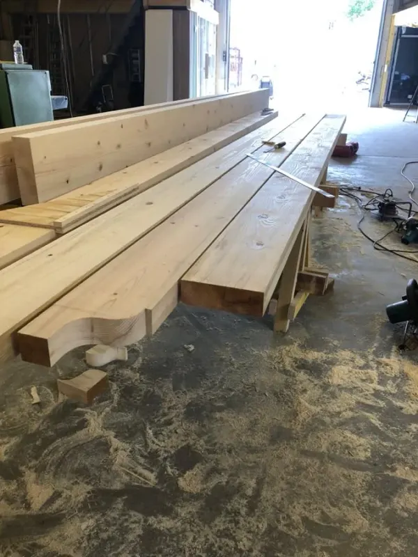 Poutres rabotées prêtes à partir sur chantier, dont une à about mouluré