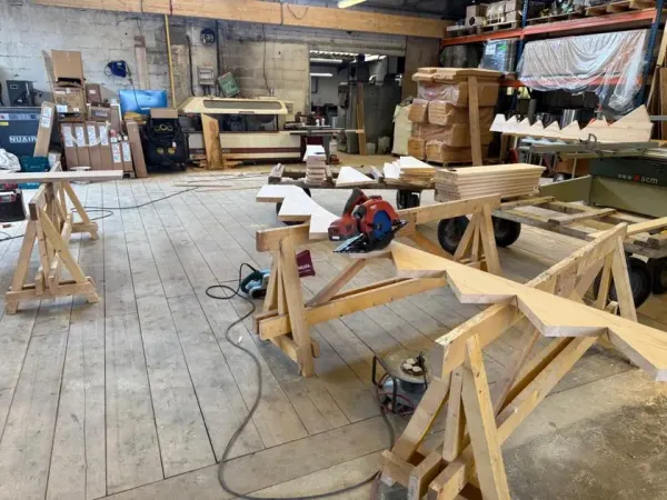 L'atelier de charpente TopToit94 en activité, tréteaux et machines à bois