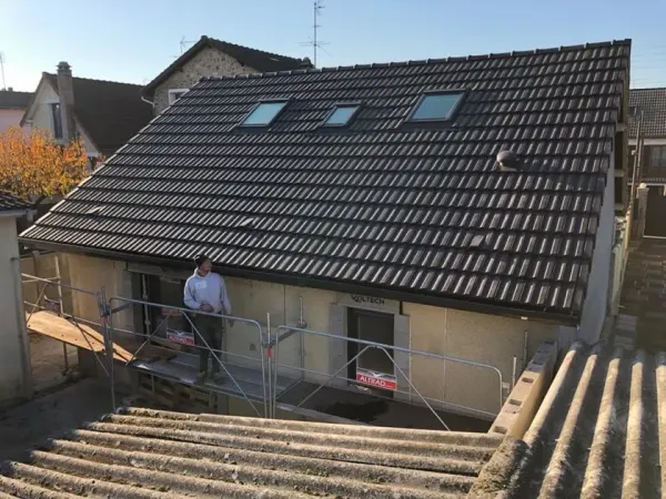 Toiture en tuiles neuves avec fenêtres de toit, sur échafaudage, à Ablon-sur-Seine