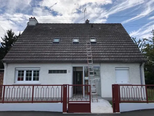 Maison en tuiles avec fenêtres de toit, accès par échelle de couvreur, à Athis-Mons