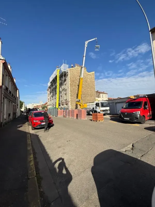 Grue de levage sur un chantier de surélévation en centre-ville, à Athis-Mons