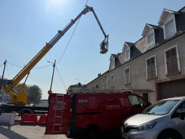 Nacelle et camion-grue devant une façade en cours de ravalement, à Athis-Mons