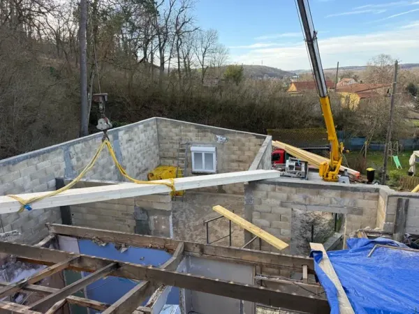 Pose d'une poutre béton à la grue pour une surélévation, à Athis-Mons