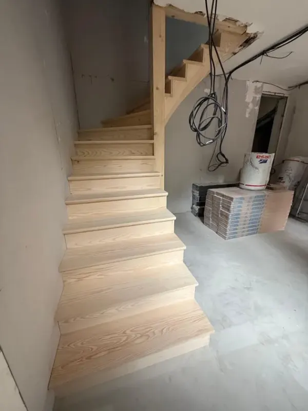 Escalier en bois massif posé dans une maison en rénovation, à Choisy-le-Roi