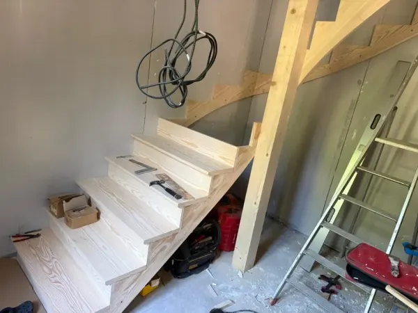Limon et marches d'un escalier bois en cours de pose, à Choisy-le-Roi