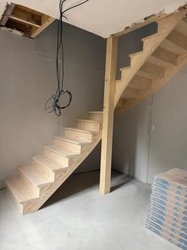 Escalier bois terminé, avant finitions du chantier, à Choisy-le-Roi