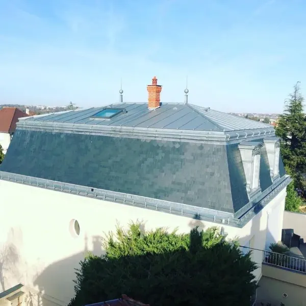 Toiture en ardoise et zinc d'une demeure à comble brisé, à Draveil