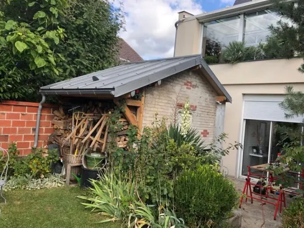 Abri à bois couvert en zinc adossé à une maison, à Draveil