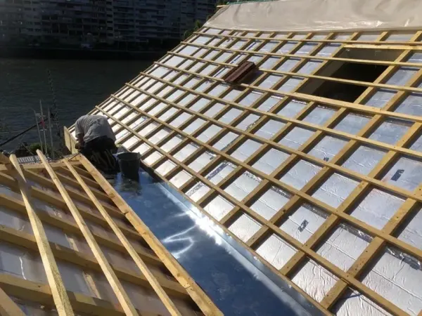 Toiture isolée sous liteaunage, en bord de Seine, à Draveil