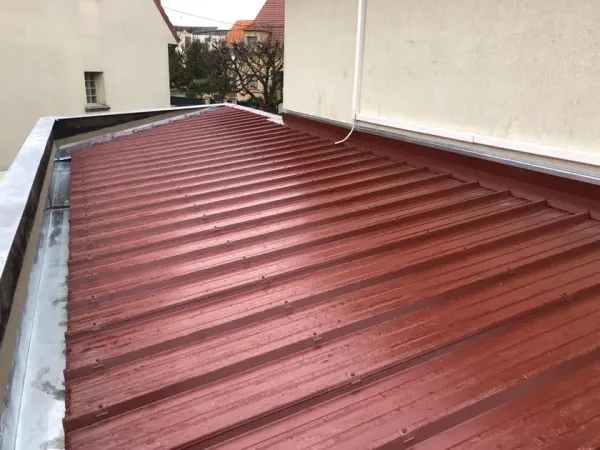 Toiture en bac acier rouge sur une extension, à Draveil