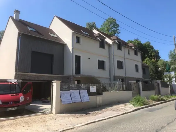Programme de maisons neuves livré avec sa couverture et ses fenêtres de toit, à Le Mesnil-le-Roi