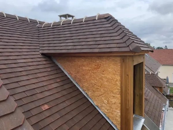 Croupe et arêtier d'une toiture en tuiles plates sur construction neuve, à Le Mesnil-le-Roi