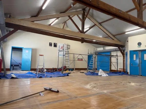 Charpente apparente d'une salle communale en cours de rénovation, à Montreuil