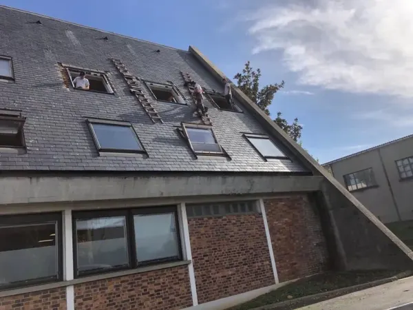 Réfection de fenêtres de toit sur un bâtiment collectif en ardoise, à Morangis