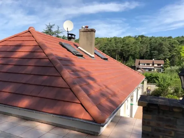 Toiture en tuiles neuves d'une maison en lisière de bois, à Ormoy-la-Rivière