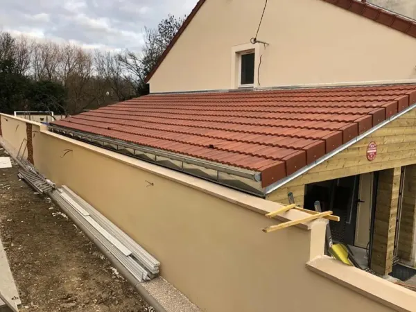 Couverture en tuiles d'une extension avec gouttière en zinc, à Ris-Orangis