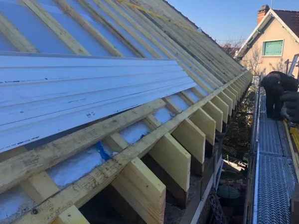 Panneaux isolants posés sur chevrons avant la pose de la couverture, à Savigny-sur-Orge