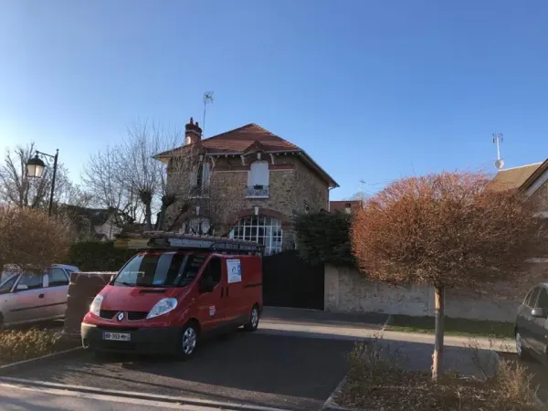 Camion TopToit94 devant une maison meulière en chantier, à Soisy-sur-Seine