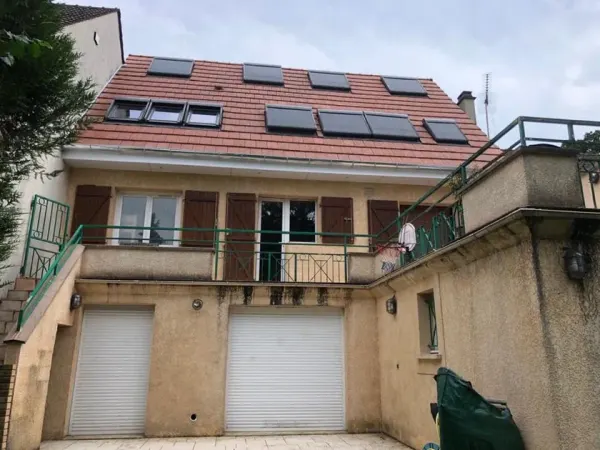 Maison équipée de fenêtres de toit et de panneaux solaires, à Villebon-sur-Yvette