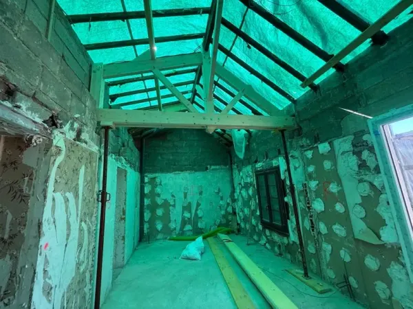 Charpente neuve posée sur une pièce en cours de rénovation, à Viry-Châtillon