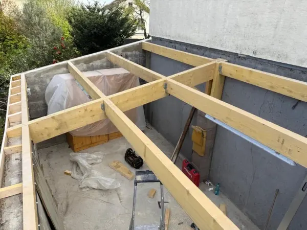 Structure bois d'une extension en cours de montage, vue plongeante, à Vitry-sur-Seine