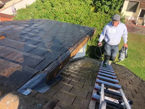 Traitement et démoussage d'une toiture pavillonnaire, à Savigny-sur-Orge