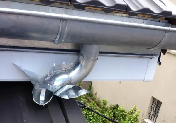 Descente d'eaux pluviales en zinc, à Bièvres