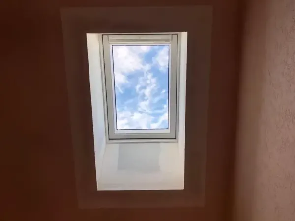 Fenêtre de toit vue depuis l'intérieur des combles, à Athis-Mons