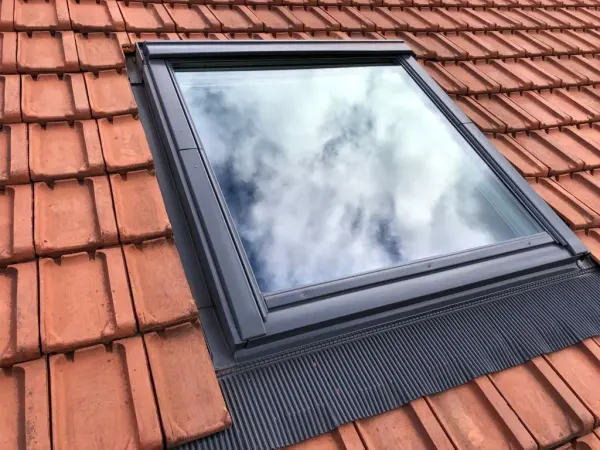 Fenêtre de toit VELUX posée sur tuiles, à Athis-Mons